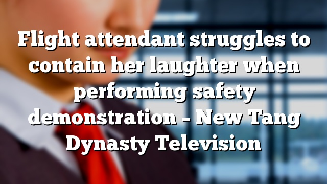 Flight attendant struggles to contain her laughter when performing safety demonstration – New Tang Dynasty Television